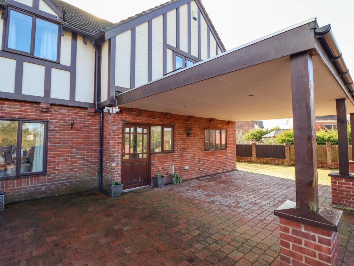 Villa Maesbury Manor Oswestry Exterior foto